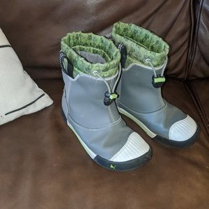 KEEN boys snow boots size 13